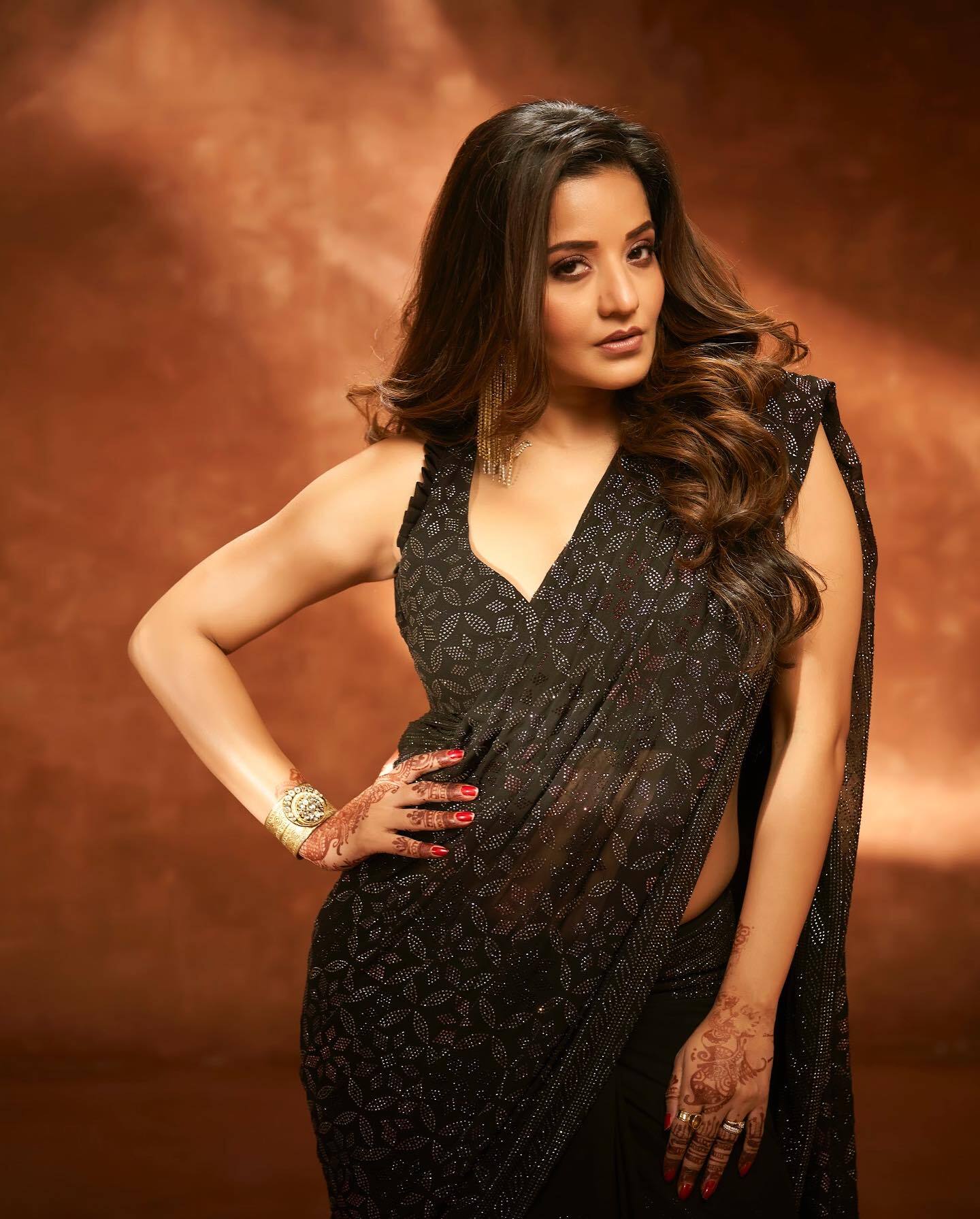 Monalisa ने ब्लैक साड़ी में चलाया हुस्न का जादू, फिगर देख फैन्स के छूटे पसीने