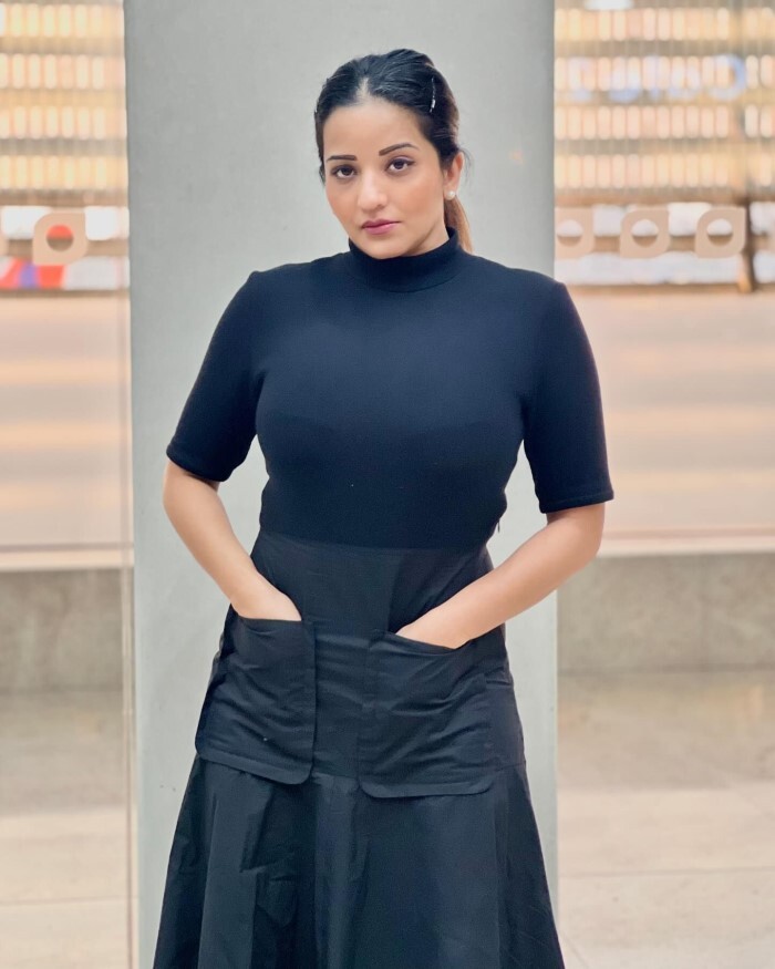 Monalisa ने ब्लैक आउटफिट में मचाया धमाल, लुक देख फैन्स के भी उड़े होश 