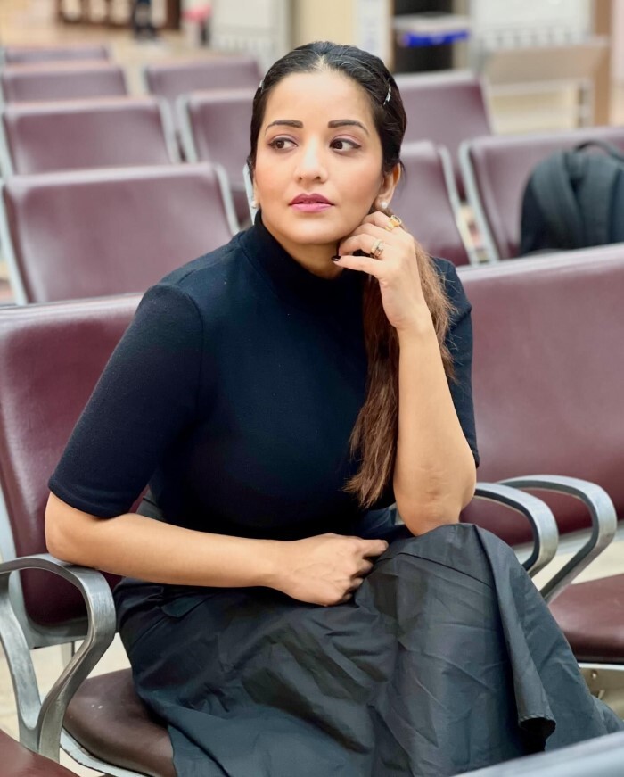 Monalisa ने ब्लैक आउटफिट में मचाया धमाल, लुक देख फैन्स के भी उड़े होश 