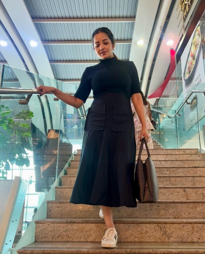 Monalisa ने ब्लैक आउटफिट में मचाया धमाल, लुक देख फैन्स के भी उड़े होश 