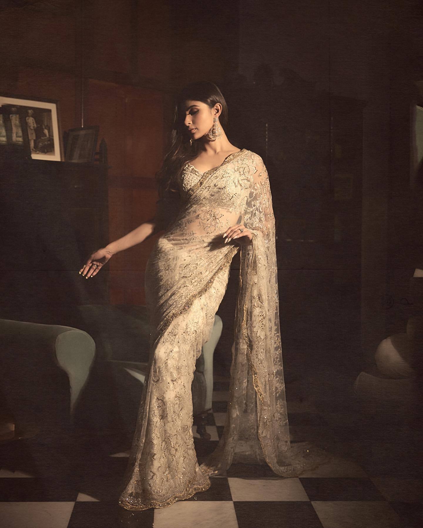 Mouni Roy ने साड़ी में दिखाया हुस्न, परफेक्ट फिगर देख फैन्स के छूट गए पसीने