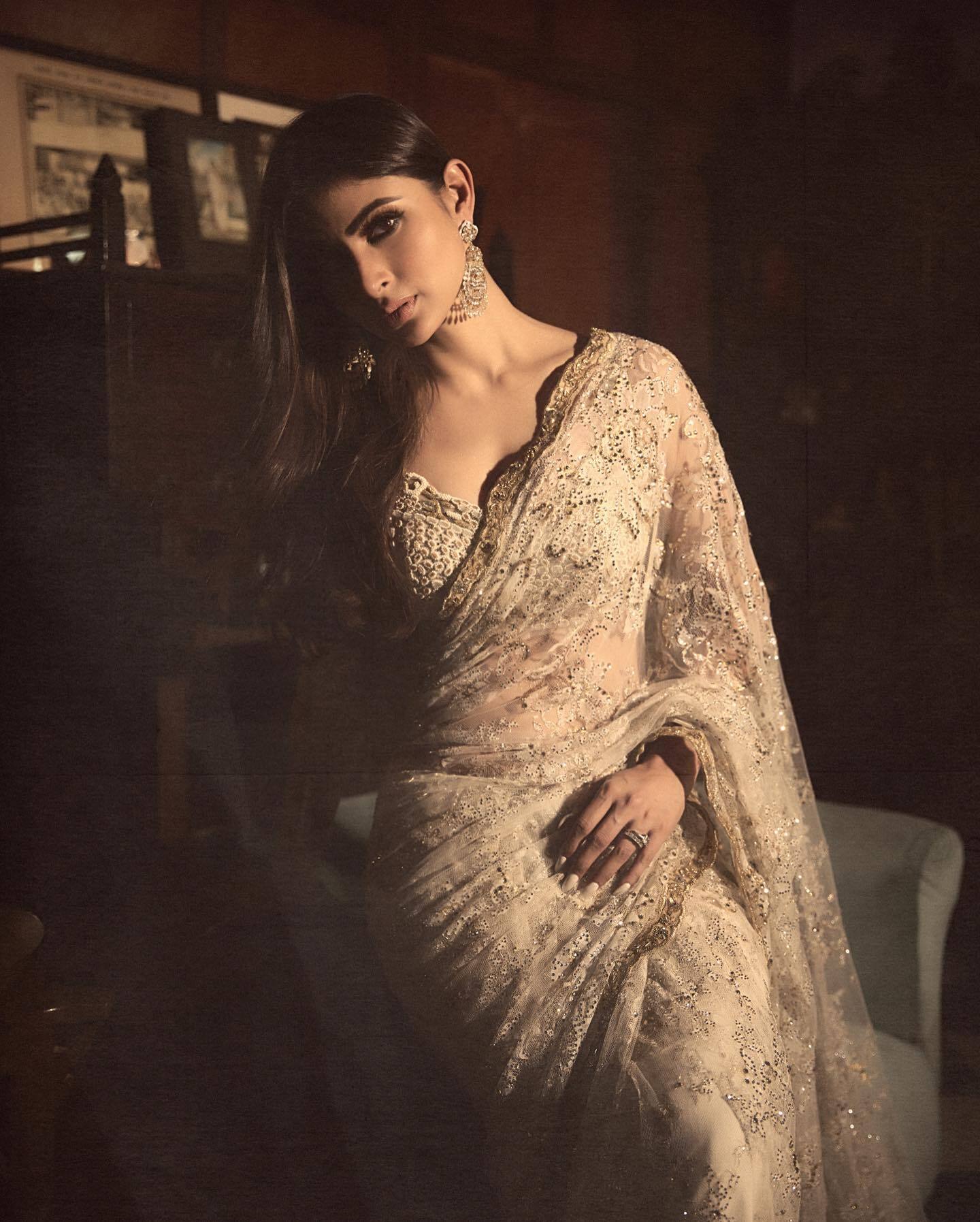 Mouni Roy ने साड़ी में दिखाया हुस्न, परफेक्ट फिगर देख फैन्स के छूट गए पसीने
