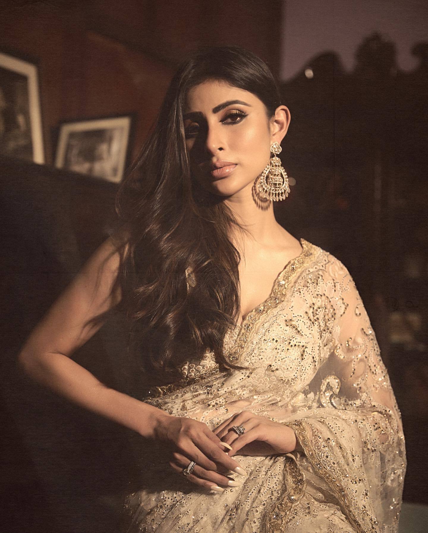 Mouni Roy ने साड़ी में दिखाया हुस्न, परफेक्ट फिगर देख फैन्स के छूट गए पसीने