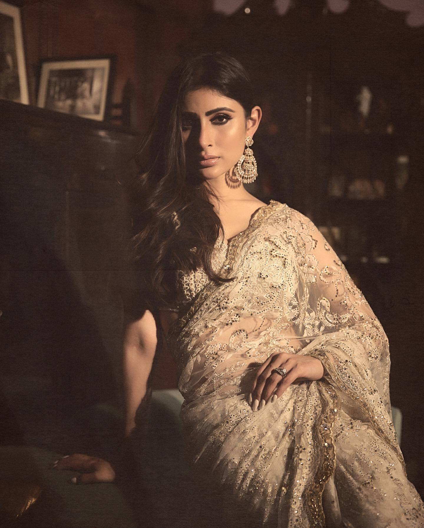 Mouni Roy ने साड़ी में दिखाया हुस्न, परफेक्ट फिगर देख फैन्स के छूट गए पसीने