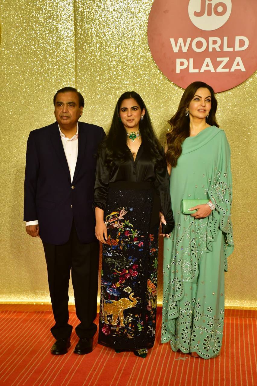 Mukesh Ambani की बहुओं ने इवेंट में लगाया ग्लैमर का तड़का, करीना कपूर से लेकर दीपिका पादुकोण भी पड़ी फीकी