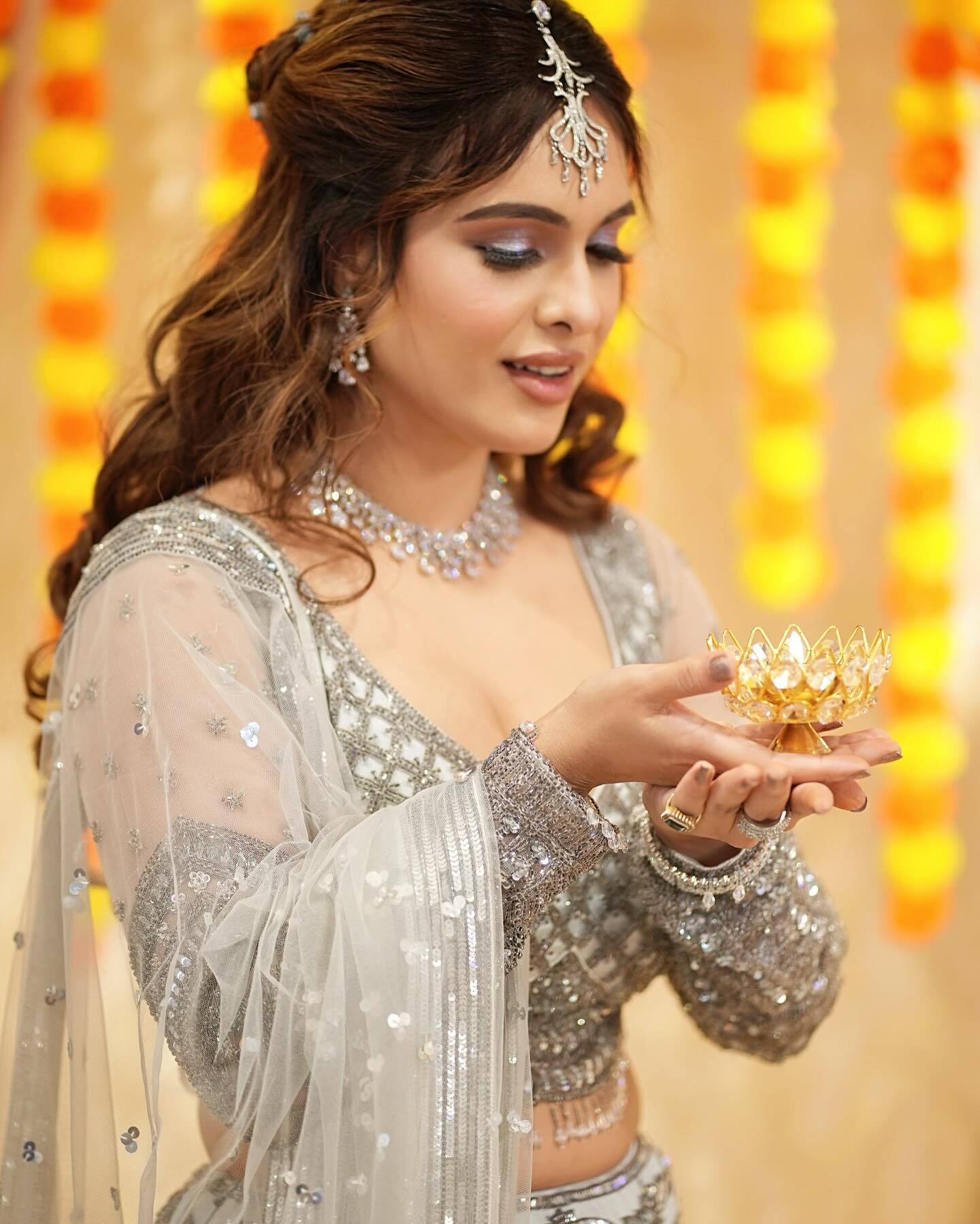 Neha Malik ने दिवाली लुक में फ्लॉन्ट किया क्लीवेज, फैन्स की बढ़ी दिल की धड़कनें