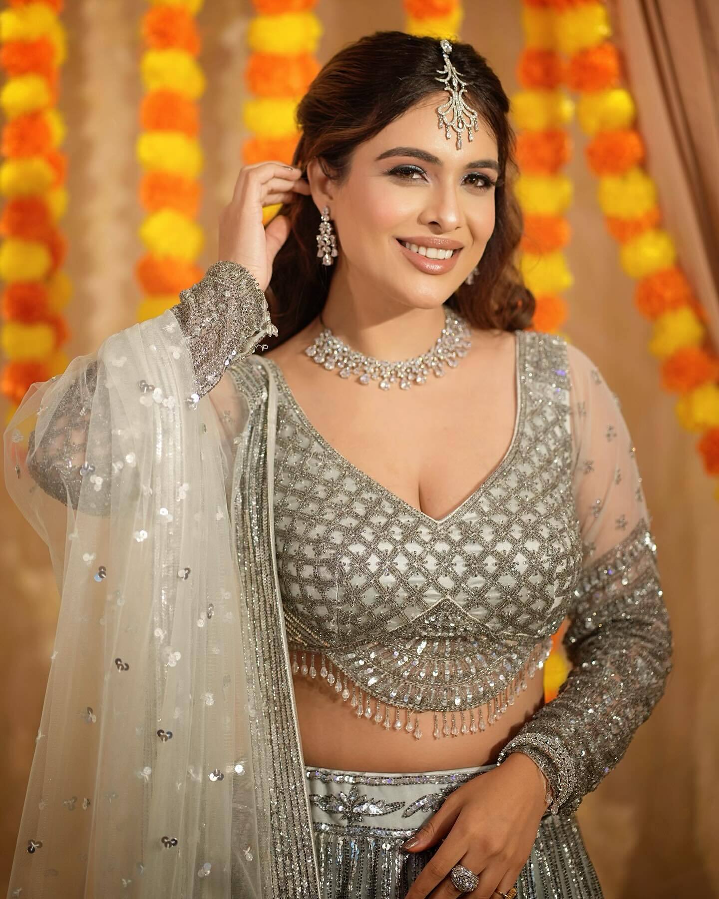 Neha Malik ने दिवाली लुक में फ्लॉन्ट किया क्लीवेज, फैन्स की बढ़ी दिल की धड़कनें