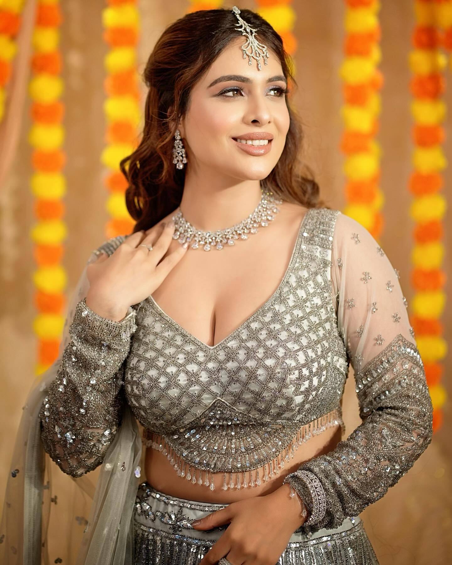 Neha Malik ने दिवाली लुक में फ्लॉन्ट किया क्लीवेज, फैन्स की बढ़ी दिल की धड़कनें