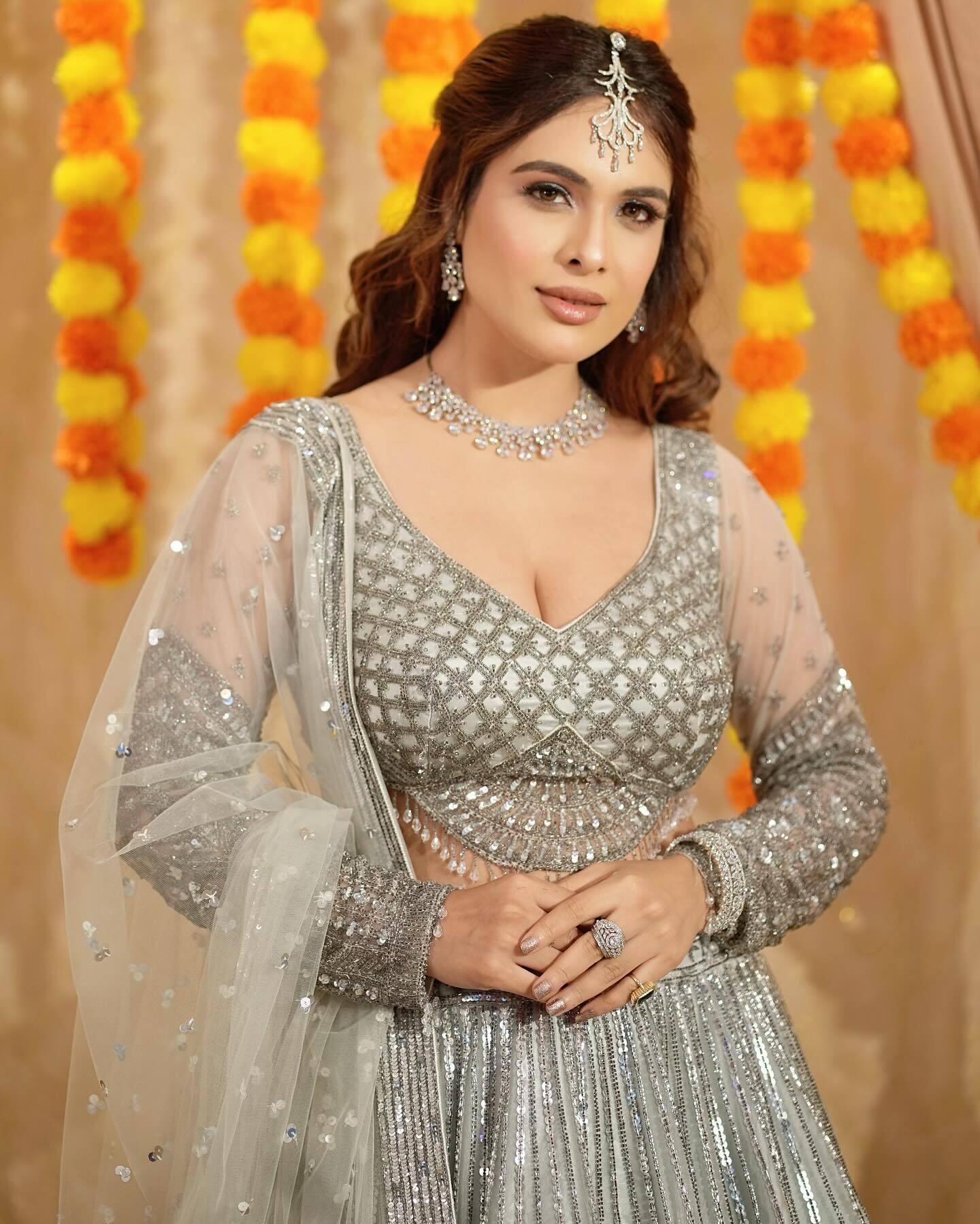 Neha Malik ने दिवाली लुक में फ्लॉन्ट किया क्लीवेज, फैन्स की बढ़ी दिल की धड़कनें