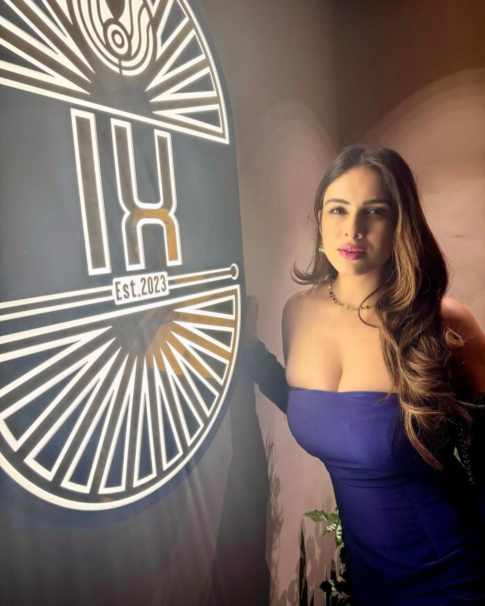Neha Malik ने भरी महफ़िल में चलाया हुस्न का जादू, हॉट ड्रेस में दिए किलर पोज़