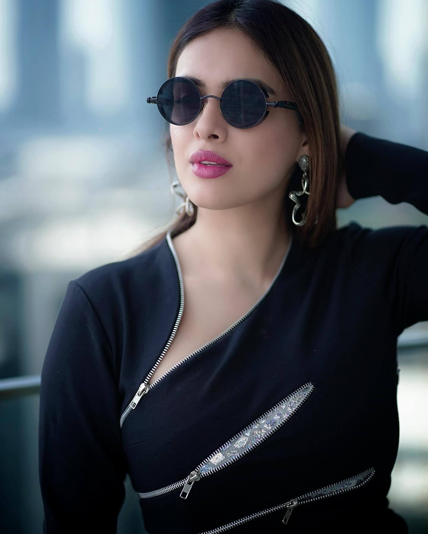 Neha Malik ने पहली ज़िप वाली अजीबोगरीब ड्रेस, लुक देख फैन्स का पारा हुआ हाई 