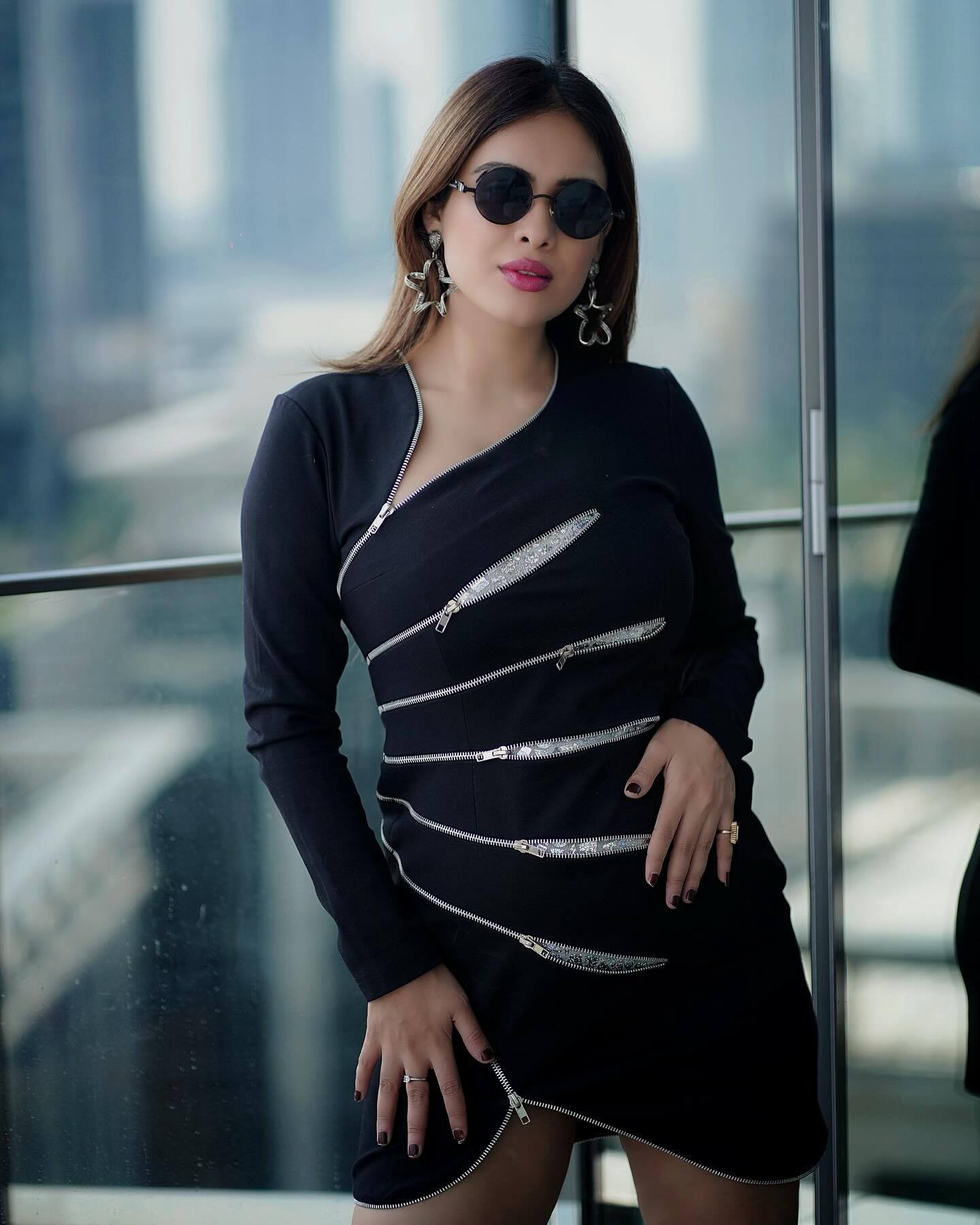 Neha Malik ने पहली ज़िप वाली अजीबोगरीब ड्रेस, लुक देख फैन्स का पारा हुआ हाई 