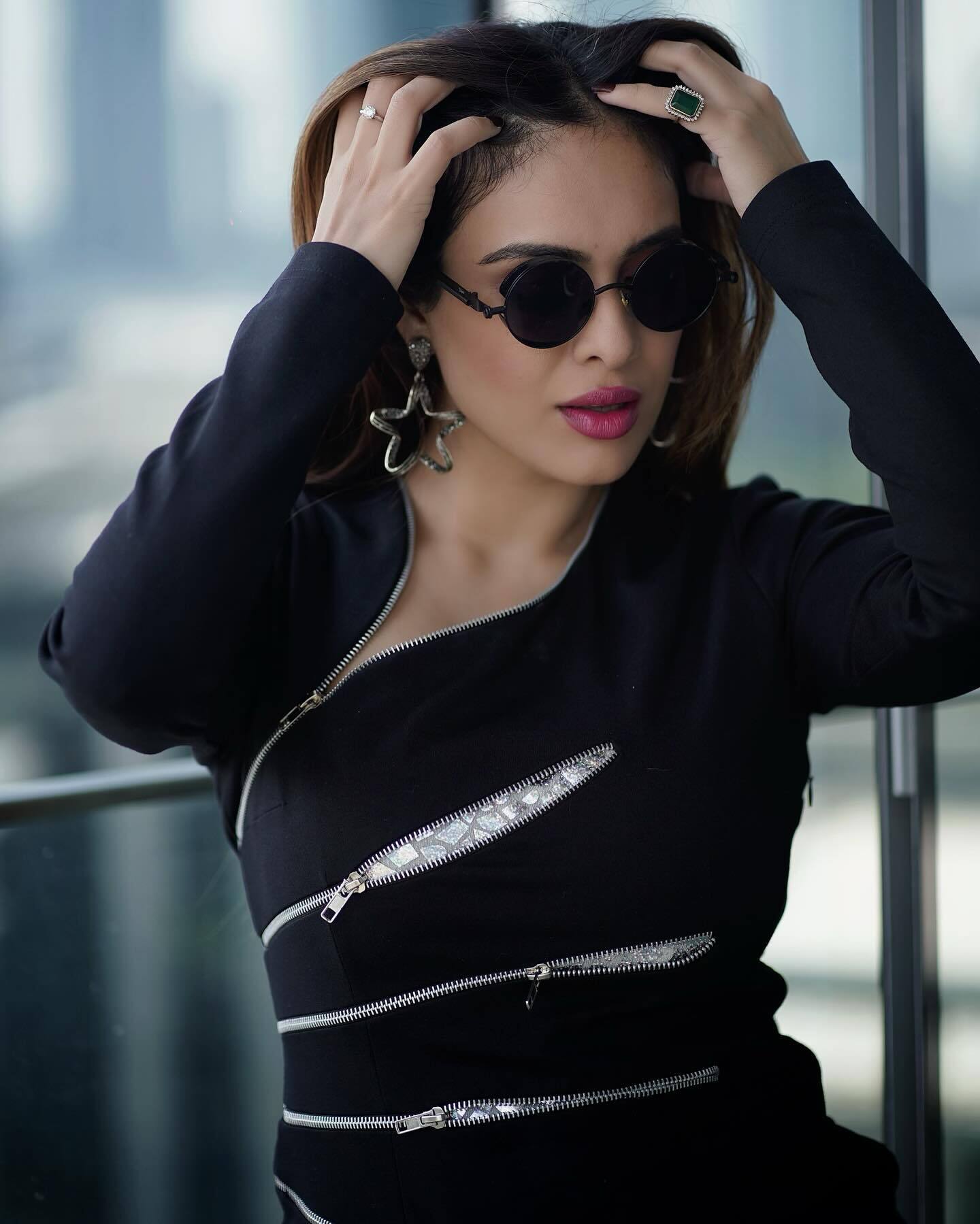 Neha Malik ने पहली ज़िप वाली अजीबोगरीब ड्रेस, लुक देख फैन्स का पारा हुआ हाई 