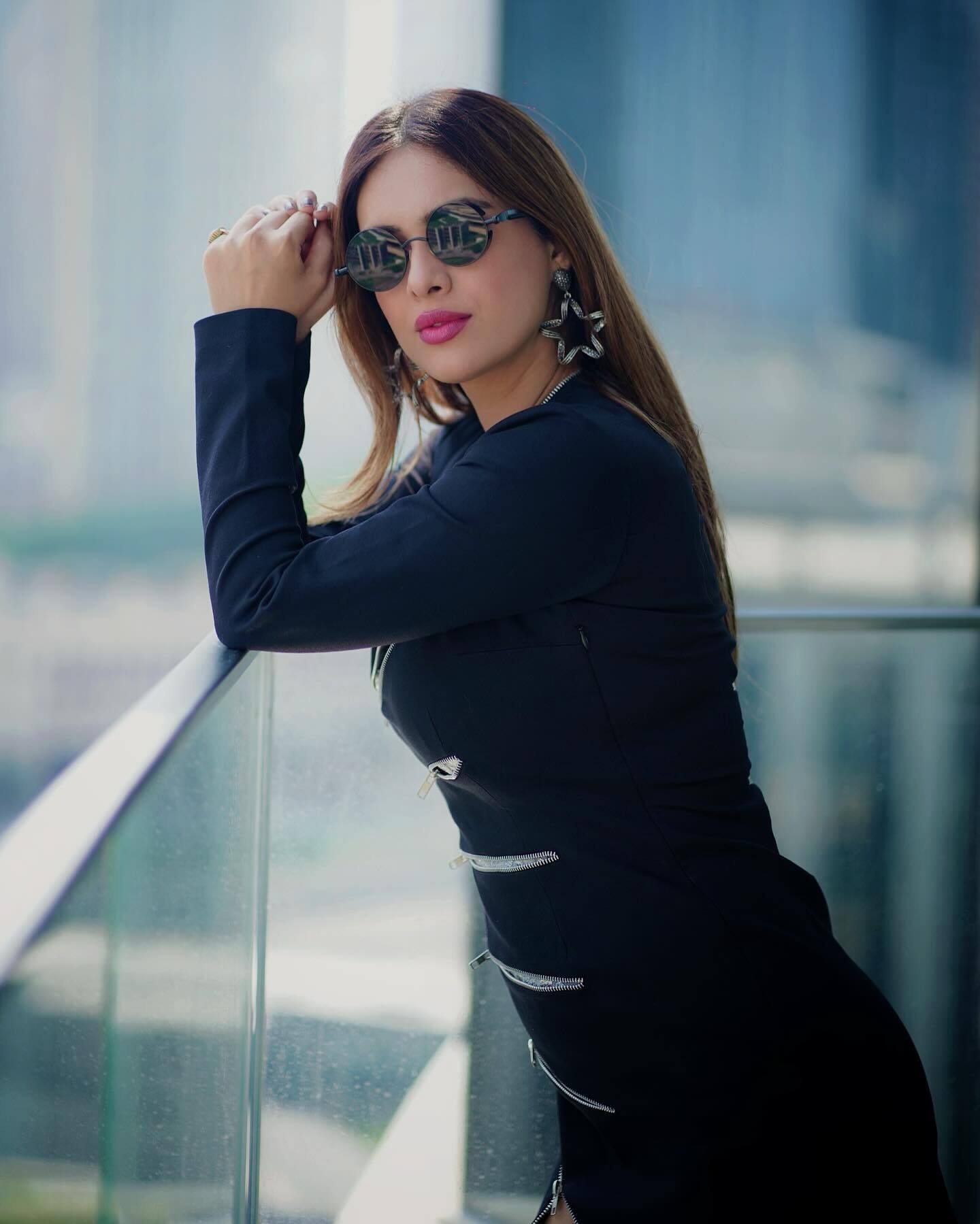 Neha Malik ने पहली ज़िप वाली अजीबोगरीब ड्रेस, लुक देख फैन्स का पारा हुआ हाई 