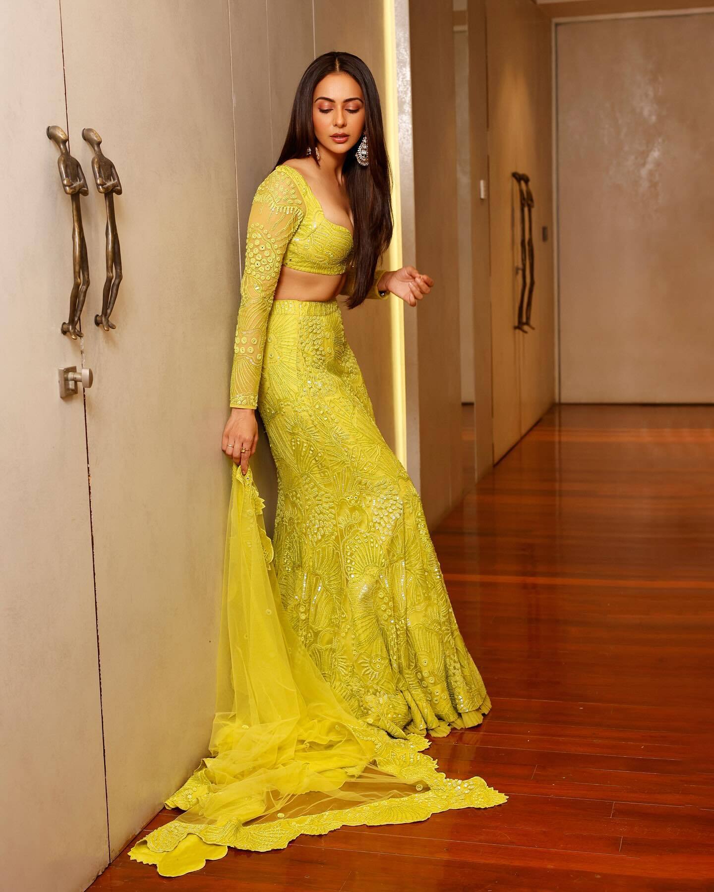 Rakul Preet Singh ने अपनी बोल्डेनेस से फैन्स को बनाया दीवाना, देसी लुक से इंटरनेट पर मचा रहीं धमाल