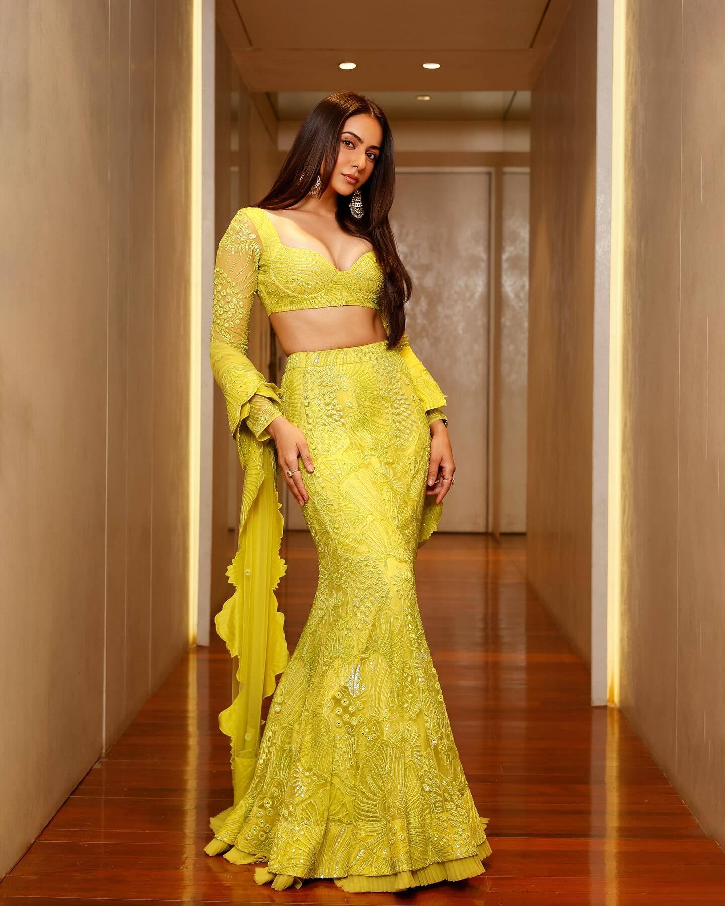 Rakul Preet Singh ने अपनी बोल्डेनेस से फैन्स को बनाया दीवाना, देसी लुक से इंटरनेट पर मचा रहीं धमाल