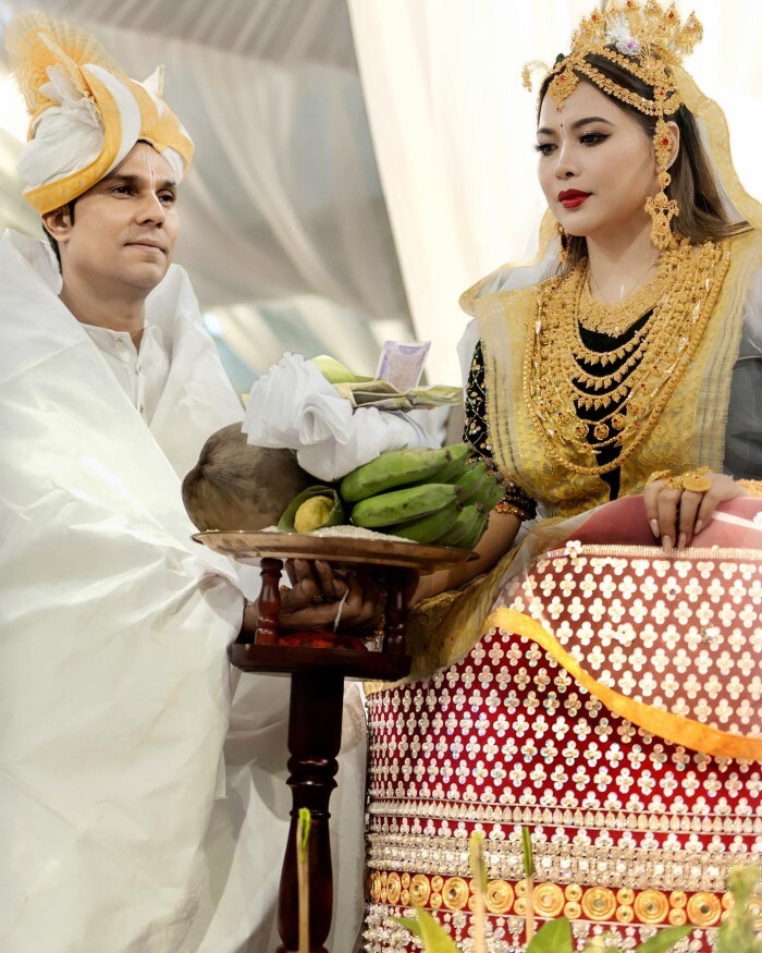 Randeep Hooda ने गर्लफ्रेंड लिन लैशराम से मणिपुरी रीति-रिवाजों से की शादी, गहनों से लदी नजर आई दुल्हन, तस्वीरें हो रही वायरल
