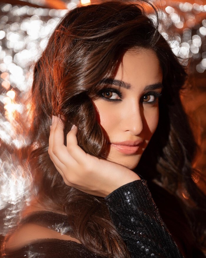 Rasha Thadani के हुस्न का फैन्स के दिलों पर चला जादू, मिनी ड्रेस में फ्लॉन्ट किया कर्वी फिगर 