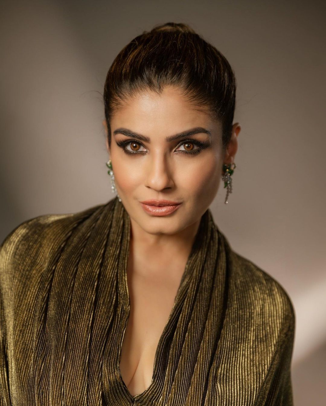 Raveena Tandon: 49 ఏళ్ల వయసులోనూ నవయవ్వనంగా.. రవీనా టాండన్ నయా లుక్స్‌ చూశారా!