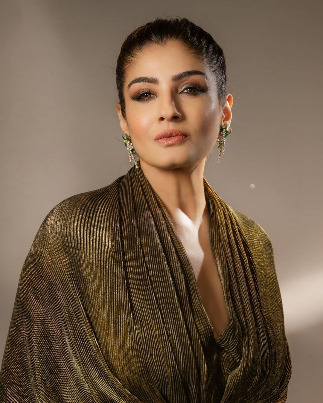 Raveena Tandon: 49 ఏళ్ల వయసులోనూ నవయవ్వనంగా.. రవీనా టాండన్ నయా లుక్స్‌ చూశారా!