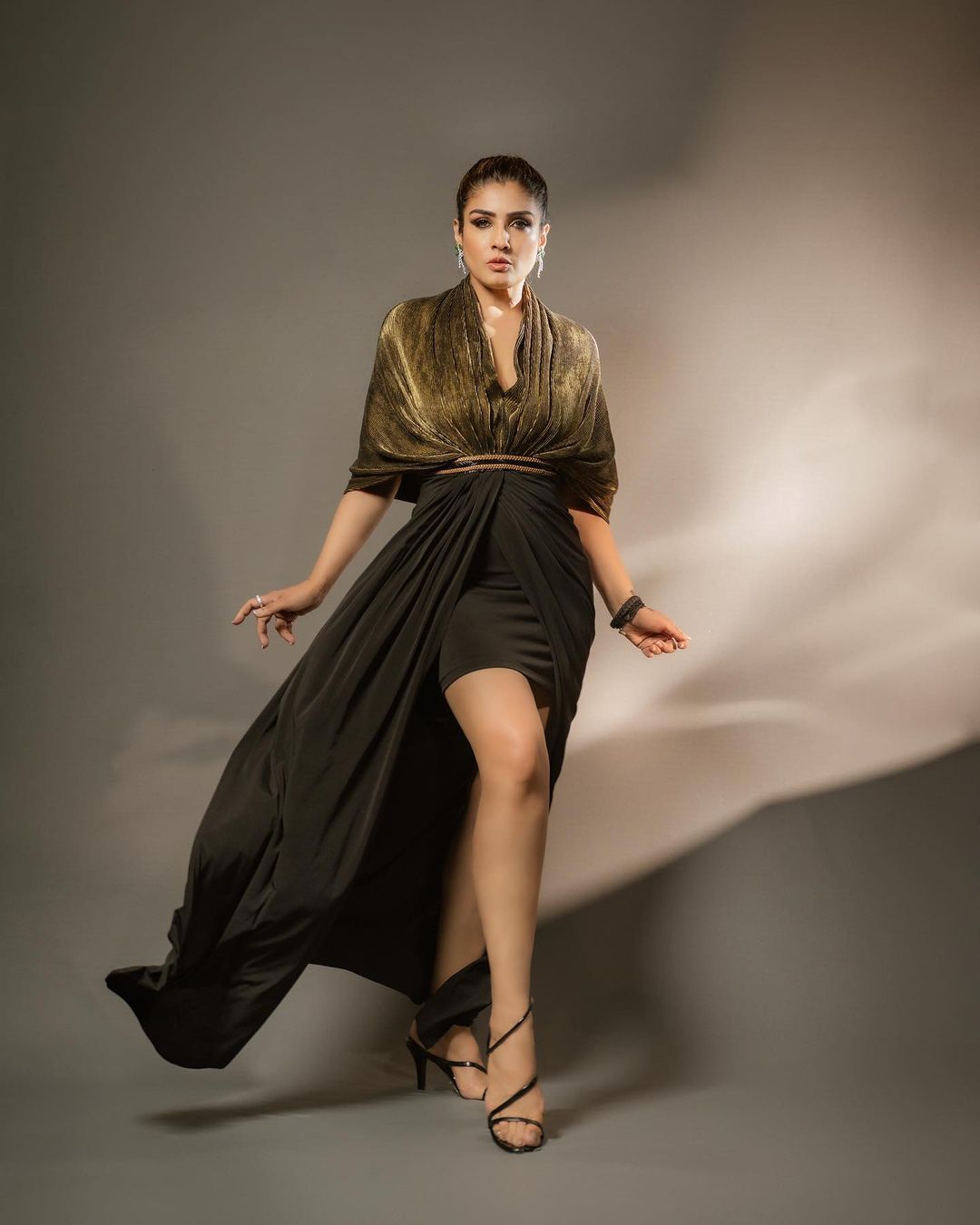 Raveena Tandon: 49 ఏళ్ల వయసులోనూ నవయవ్వనంగా.. రవీనా టాండన్ నయా లుక్స్‌ చూశారా!