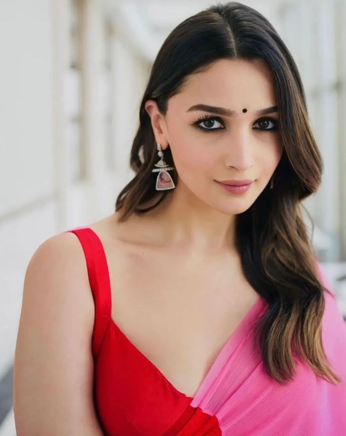 Alia Bhatt: RRR సీత అందాల సునామీ.. ఆ డ్రెస్ ఏంటి? ఆ హాట్ ఫోజులేంటి బాసూ!