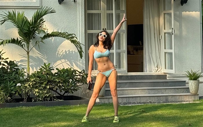 Sara Ali Khan Sizzles in Blue Bikini, Flaunts Toned Abs and Legs; Sets Temperatures Soaring