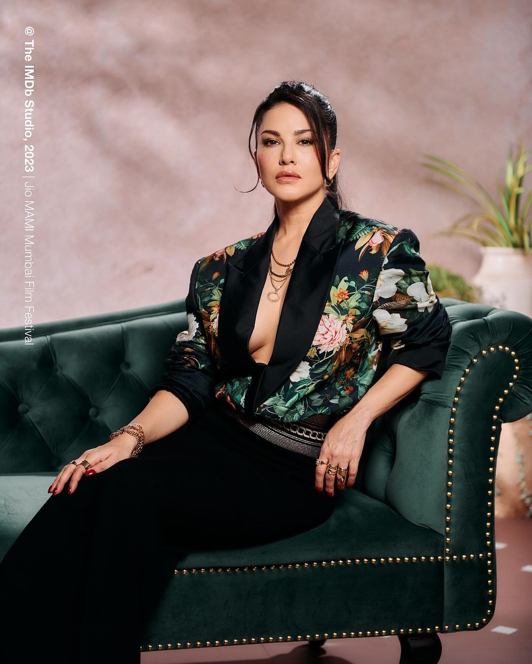 Sunny Leone: బ్లాక్ డ్రెస్‌లో సన్నీ లియోన్ అందాల విందు.. ఎప్పుడూ చూడని గ్లామరస్ ఫోటోషూట్!