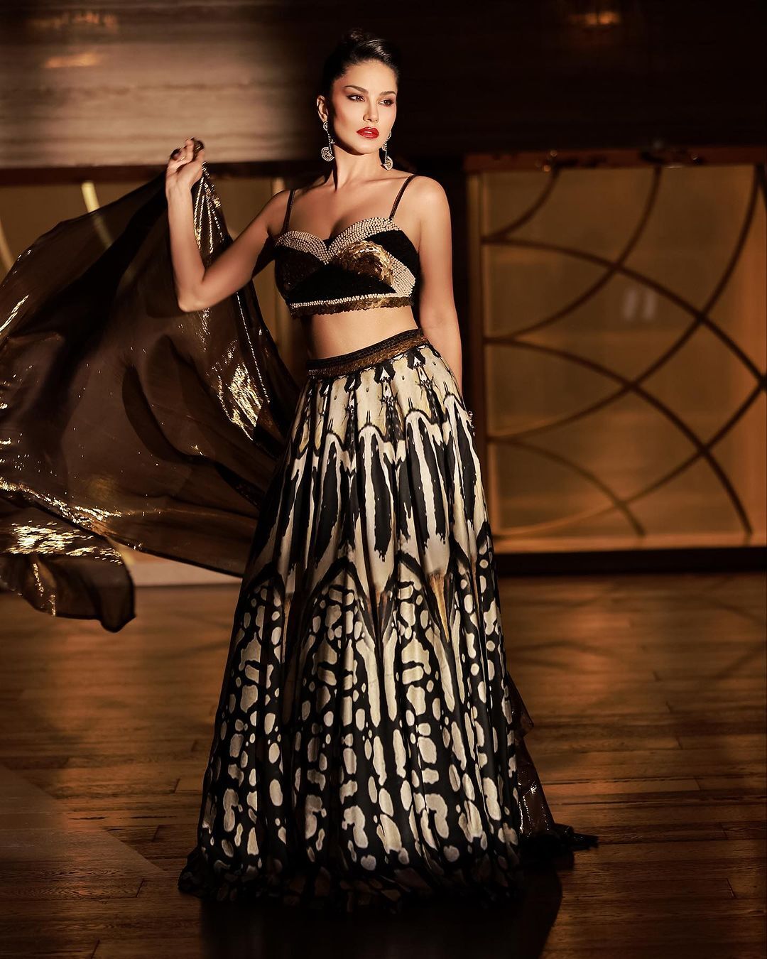 Sunny Leone: బ్లాక్ డ్రెస్‌లో సన్నీ లియోన్ అందాల విందు.. ఎప్పుడూ చూడని గ్లామరస్ ఫోటోషూట్!