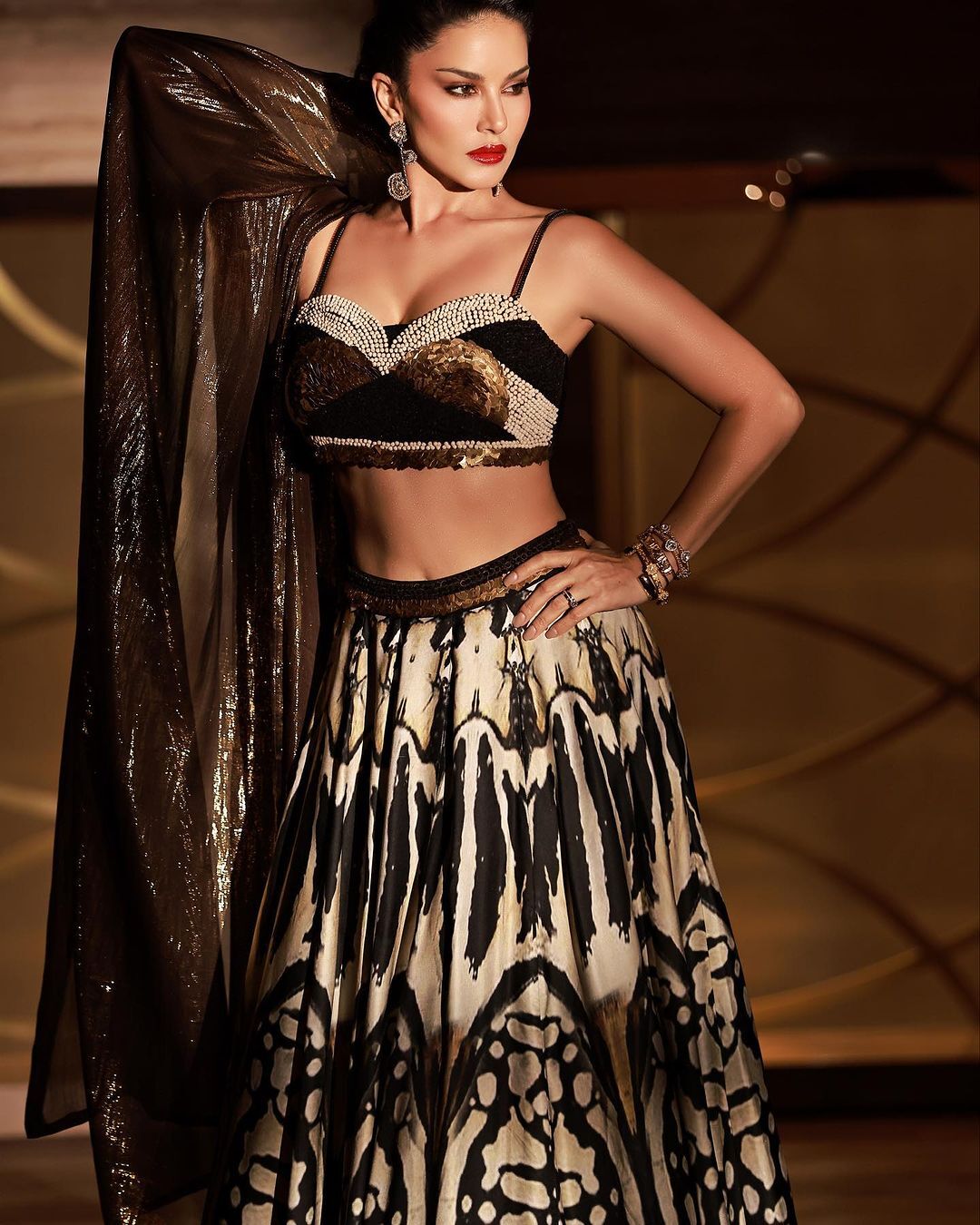 Sunny Leone: బ్లాక్ డ్రెస్‌లో సన్నీ లియోన్ అందాల విందు.. ఎప్పుడూ చూడని గ్లామరస్ ఫోటోషూట్!