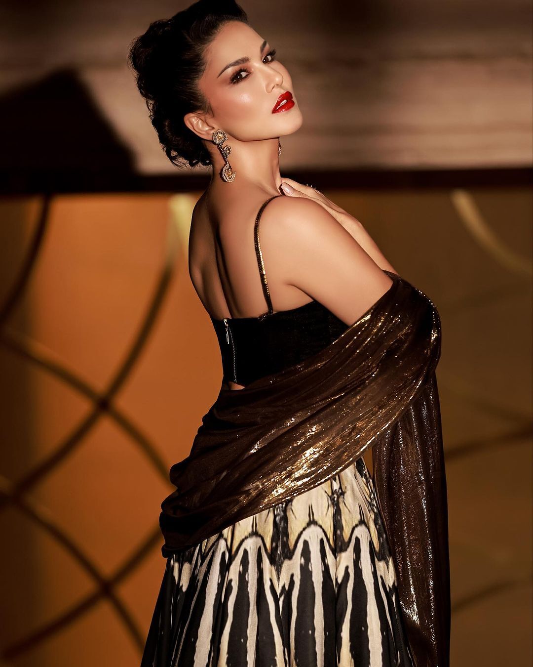 Sunny Leone: బ్లాక్ డ్రెస్‌లో సన్నీ లియోన్ అందాల విందు.. ఎప్పుడూ చూడని గ్లామరస్ ఫోటోషూట్!