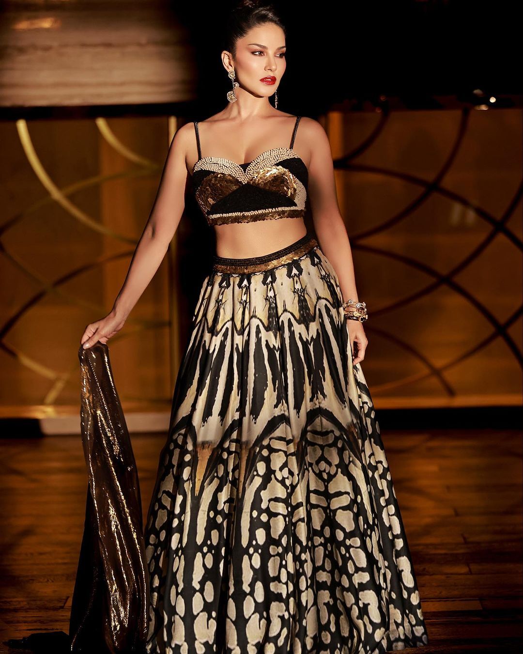 Sunny Leone: బ్లాక్ డ్రెస్‌లో సన్నీ లియోన్ అందాల విందు.. ఎప్పుడూ చూడని గ్లామరస్ ఫోటోషూట్!