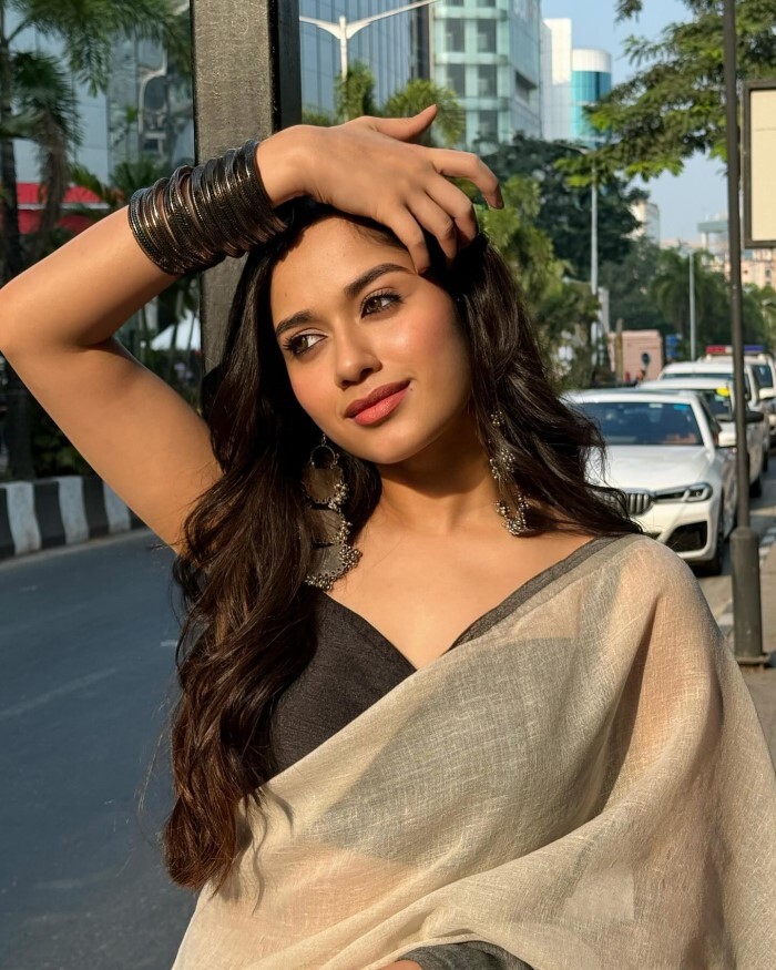 सिर्फ अवनीत कौर ही नहीं बल्कि टीवी की इन हसीनों ने भी बेहद कम उम्र में लगाया ग्लैमर का तड़का, तस्वीरें देख फैन्स हो जाते हैं मदहोश 