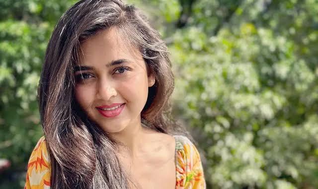 टीवी की इन हसीनाओं की इंडस्ट्री में है बेहद हाई डिमांड, मेकर्स से एक एपिसोड की वसूलती हैं मोटी रकम