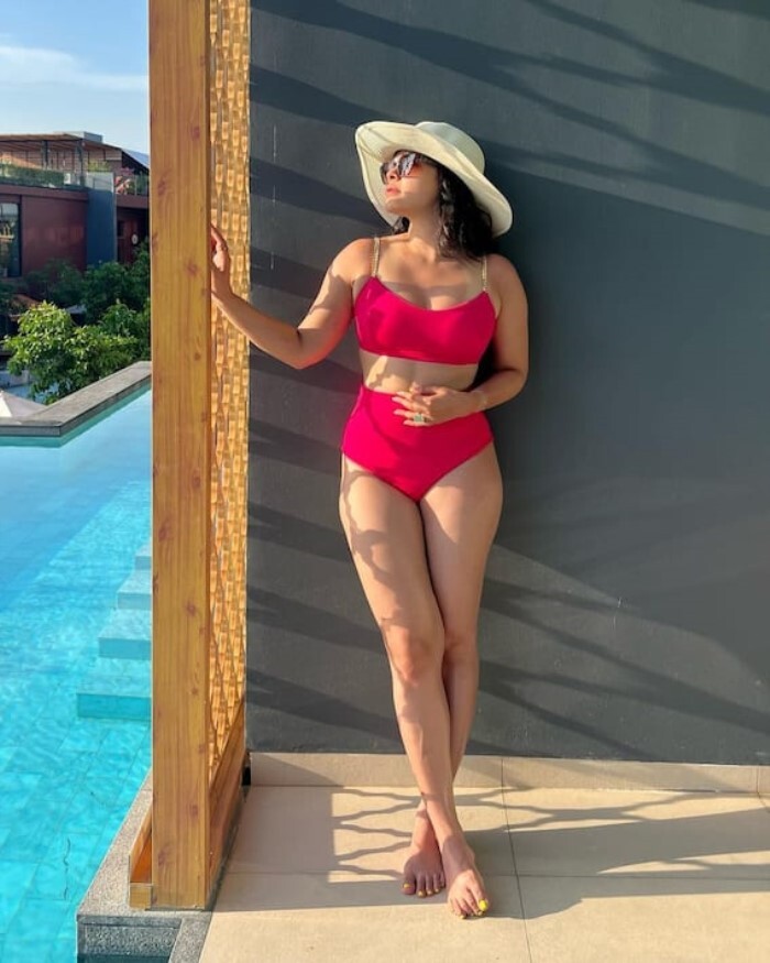 निया शर्मा से लेकर मौनी रॉय तक... टीवी की इन संस्कारी बहुओं ने बिकिनी में की सारी हदें पार, फैन्स के छूट गए पसीने 