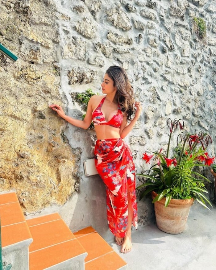 निया शर्मा से लेकर मौनी रॉय तक... टीवी की इन संस्कारी बहुओं ने बिकिनी में की सारी हदें पार, फैन्स के छूट गए पसीने 