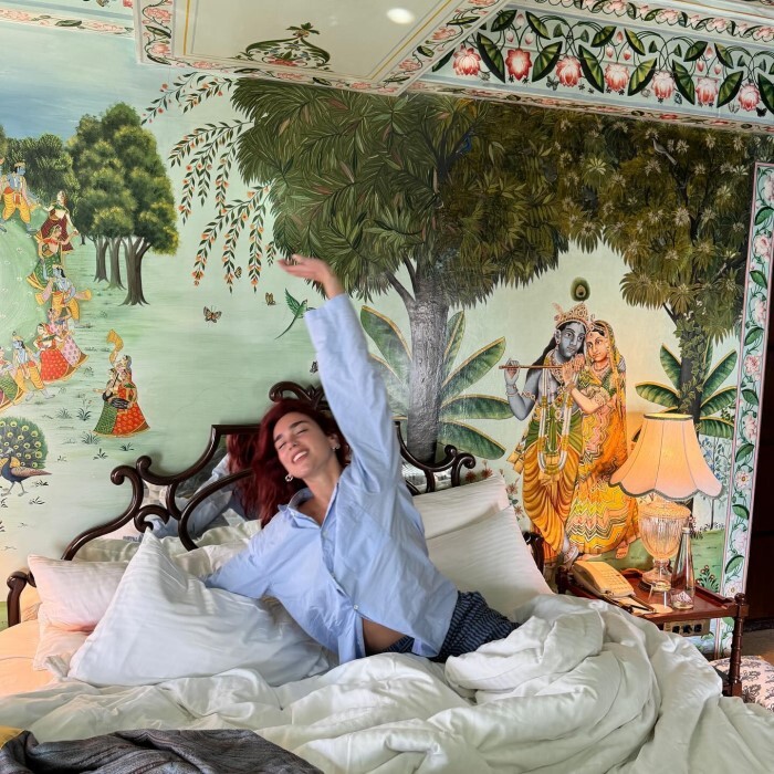 देश छोड़ न्यू ईयर मनाने विदेश पहुंचे बॉलीवुड सितारे, तो इस मशहूर सिंगर ने किया भारत का रूख, फैन्स लुटा रहे प्यार 