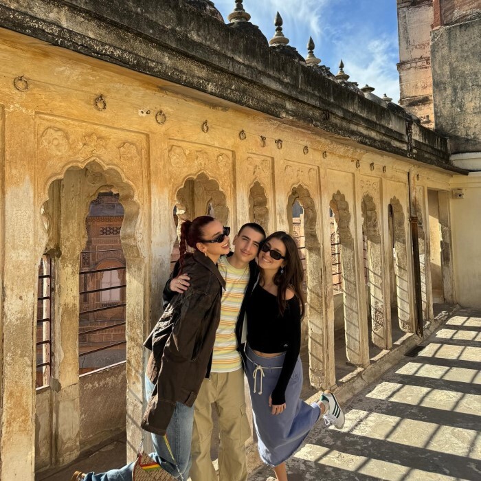 देश छोड़ न्यू ईयर मनाने विदेश पहुंचे बॉलीवुड सितारे, तो इस मशहूर सिंगर ने किया भारत का रूख, फैन्स लुटा रहे प्यार 