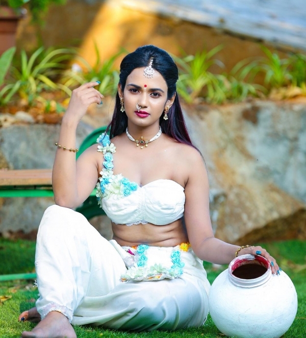ಕಲರ್‌ಫುಲ್ ಬಿಕಿನಿಯಲ್ಲಿ ಸಕತ್ ಹಾಟ್ ಆಗಿ ಕಾಣಿಸಿಕೊಂಡ ನಟಿ ಅರಿಯಾನಾ ಗ್ಲೋರಿ