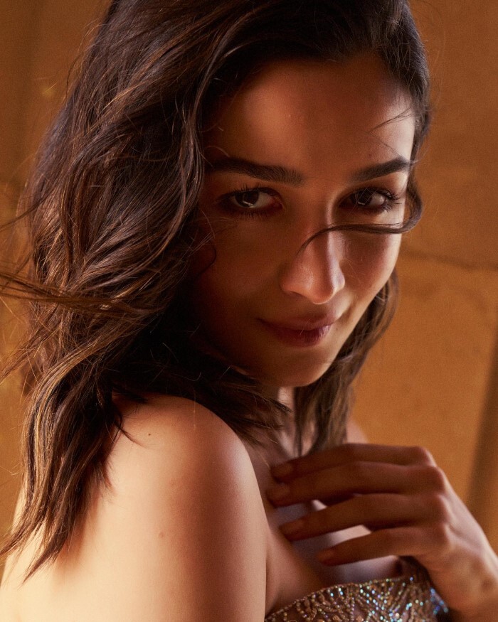 Alia Bhatt ने पहना बेहद ही हैवी आउटफिट, लुक देख फैन्स के दिल की धड़कन हुई तेज