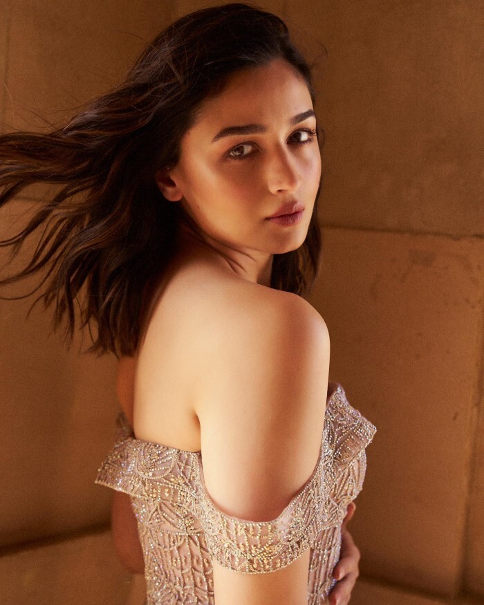 Alia Bhatt ने पहना बेहद ही हैवी आउटफिट, लुक देख फैन्स के दिल की धड़कन हुई तेज