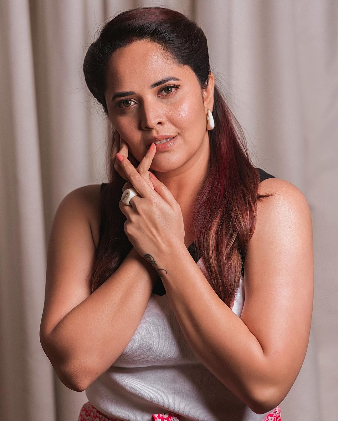 Anasuya Bharadwaj 16ఏళ్ల అమ్మాయిలా అనసూయ రోజుకింత వయసు తగ్గుతుందా 