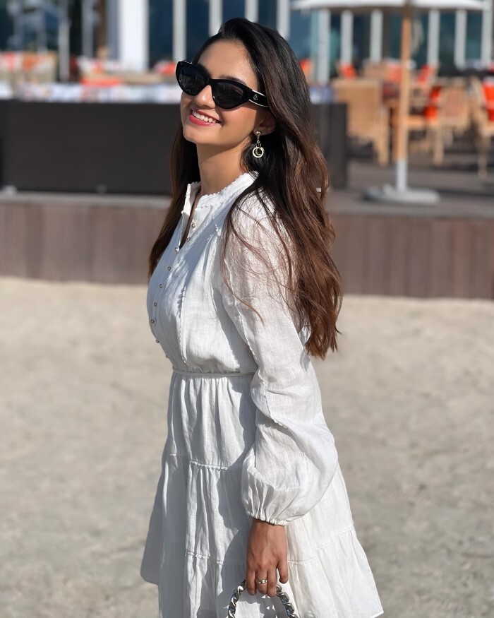 Anushka Sen ने दुबई में भी इठलाई अदाएं, मिनी ड्रेस पहन फैन्स के दिलों में उठाई चिंगारीयां 