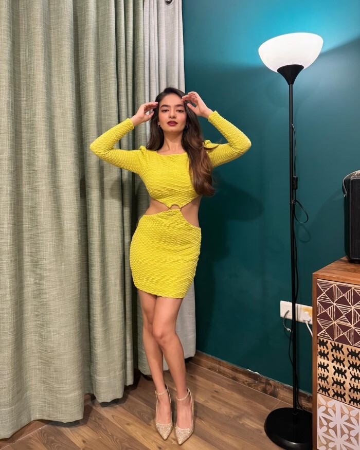 Anushka Sen ने बेहद छोटी और कट वाली ड्रेस पहन दिखाई अदाएं, फैन्स देख हुए मदहोश 