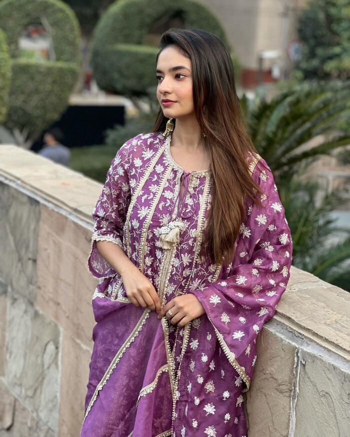 Anushka Sen ने ब्यूटीफुल सूट में लूटी लाइमलाइट, तस्वीरों ने सोशल मीडिया पर मचाया धमाल