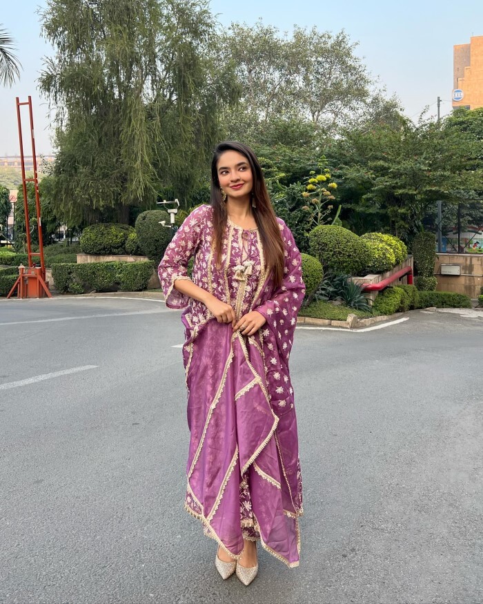 Anushka Sen ने ब्यूटीफुल सूट में लूटी लाइमलाइट, तस्वीरों ने सोशल मीडिया पर मचाया धमाल