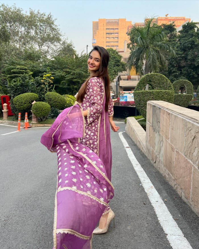 Anushka Sen ने ब्यूटीफुल सूट में लूटी लाइमलाइट, तस्वीरों ने सोशल मीडिया पर मचाया धमाल