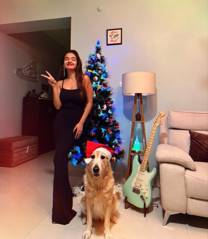 Anushka Sen ने क्रिसमस पर शेयर की बेहद हॉट तस्वीरें, ब्लैक ड्रेस में ढ़ा रहीं कहर 