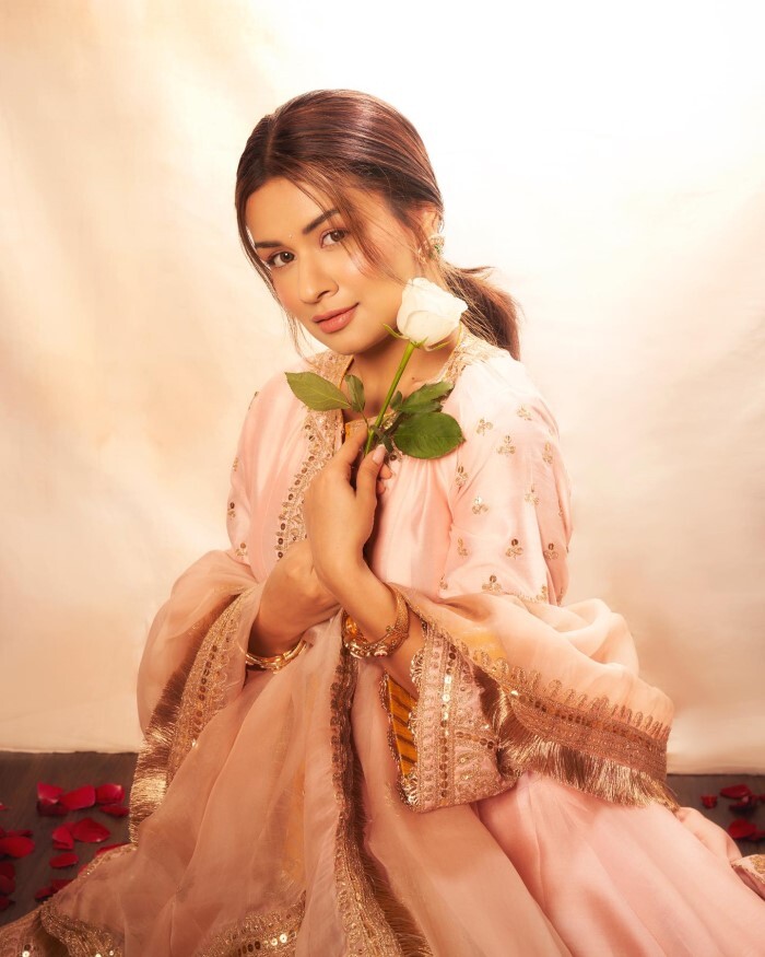 Avneet Kaur का हैवी क्लीवेज देख फैन्स के उड़े होश, जमकर दिए रिएक्शन, हॉटनेस पर हुए फ़िदा 