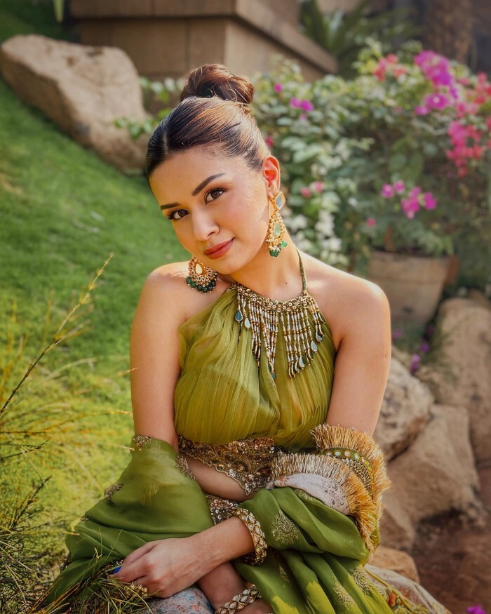 Avneet Kaur ने ट्रेडिशनल लुक में फैन्स के दिल की धड़कनों को किया तेज़, मुस्कुराहट पर दिल हार बैठे लोग 
